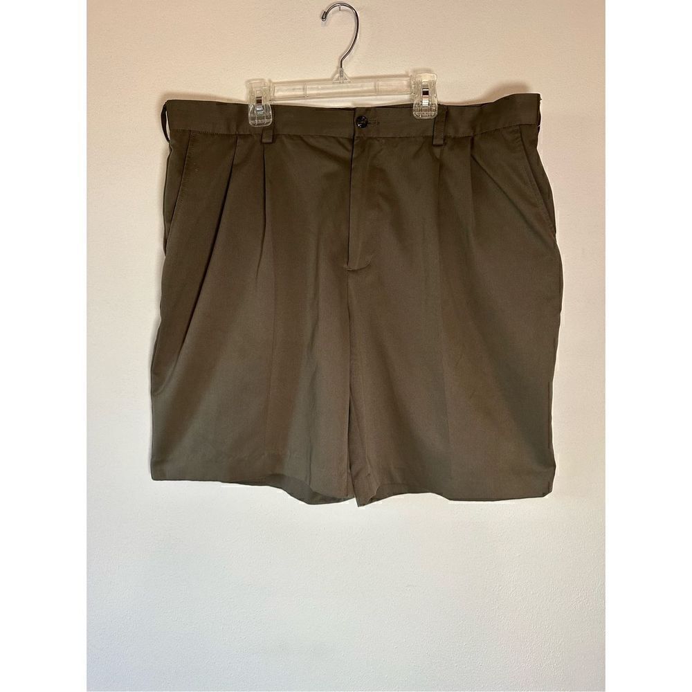 Izod men’s golf shorts in olive green, size 38 with a 9” inseam     #6-0139